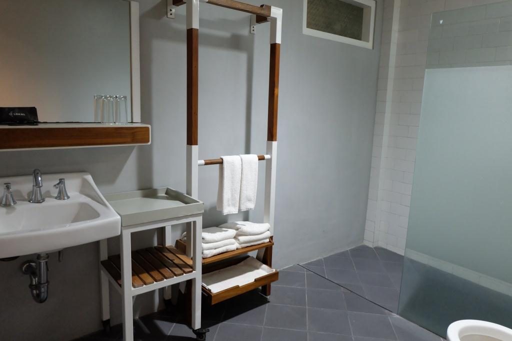 lokal-bathroom