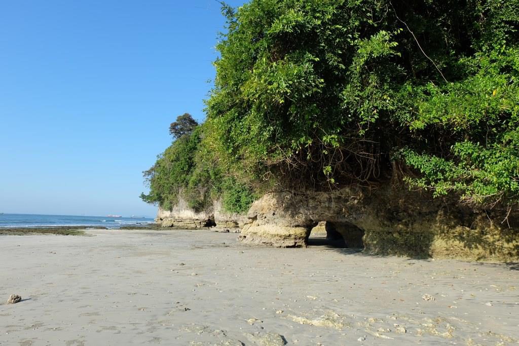 pantai di nusa kambangan