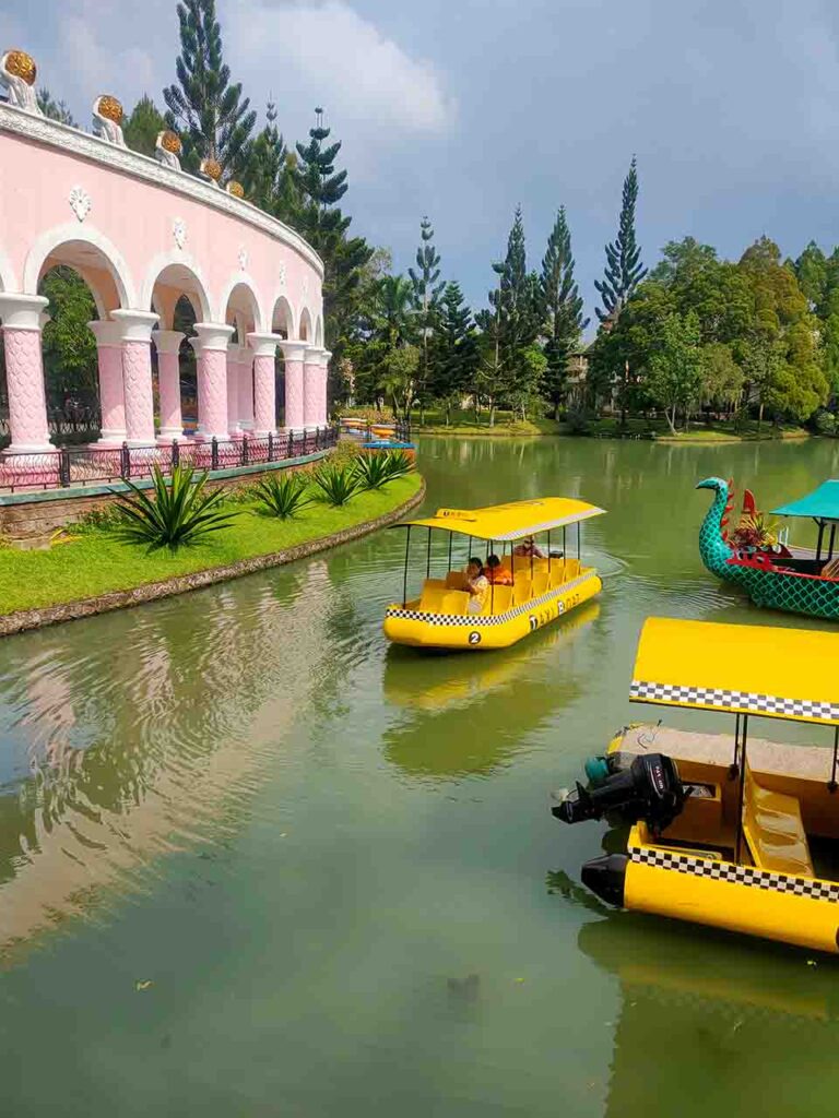 Little Venice Kota Bunga: Mendayung Gondola di Kanal Ala Venesia di Perbatasan Bogor-Cianjur